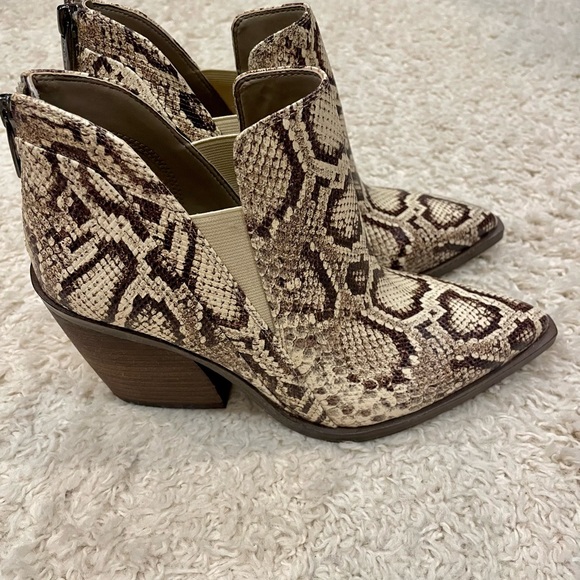 Vince Camuto Gradina python snakeskin booties women’s size 8 brand new in box - Picture 1 of 8